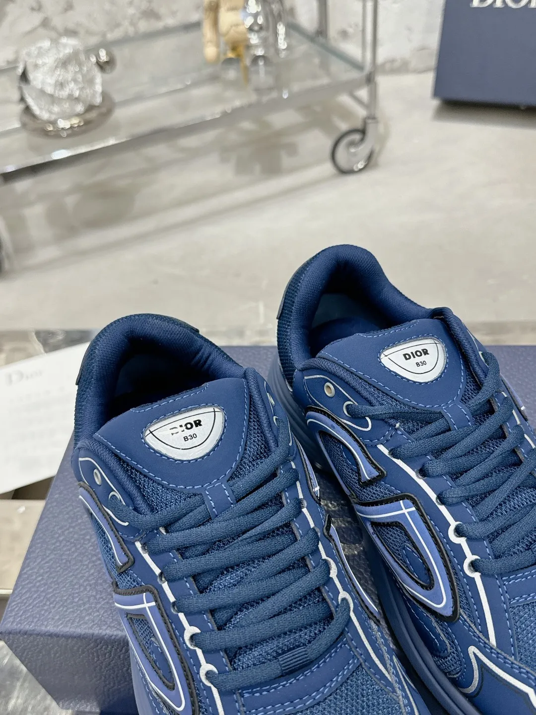 Men's men's shoes 💰600❤️❤️❤️High version Dior Dior's latest color matching B30 series reflective dad sneakers original 17380💰 purchased for development and production Brand new B30 sneakers Dad Shoes style shoes that follow the trend of the retro market The Dior logo on the tongue also indicates that this pair of shoes is the B30 model! B30 uses fine-textured leather and mesh cloth materials to form a shoe body. There are conspicuous letters CD on both sides of the shoe body to indicate identity. Many lines on the shoe body outline details to make the shoes look less monotonous and full of retro flavor. The delivery counter is exquisitely packaged🛍📦 ▪️Fabric: Original customized technical fabric + mesh ▪️Inner lining: Customized breathable lining ▪️Outsole: Original molded IP foam + TPU outsole ▪️Sole thickness: 3.5CM ▪️Size: Women’s size 35-40 / Men’s size 39-46